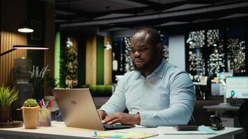 génie noir Masculin ouvrier fabrication une percée Découverte après heures, ayant une étincelle de le moment avec une Nouveau innovant idée. éclaircissement et la créativité avec une brillant approche. caméra un. video