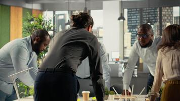 colegas presentación propuestas y financiero perspectivas a accionistas durante un corporativo evento. grupo colabora en presupuesto, objetivos y planificación para negocio desarrollo. cámara b. video