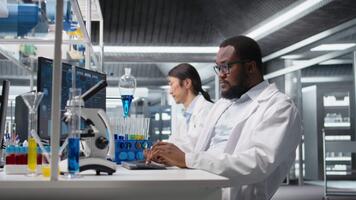 científico utilizando computadora programa para adn datos análisis en laboratorio, haciendo lluvia de ideas. laboratorio experto pensamiento, haciendo investigación utilizando bioinformática genómica software en ordenador personal, cámara un video