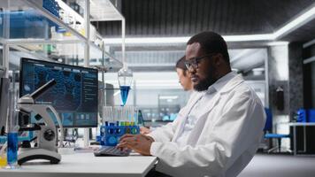 förvirrad laboratorium forskare rynkar medan ser på dna patient data på dator för klinisk forskning. labb specialist missnöjd med patient genetisk analys diagnostik på pc, kamera en video