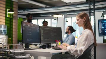 feliz fêmea programador dançando em escritório escrivaninha cadeira, satisfeito depois de gerenciando para linha de fluxo fluxos de trabalho com ai. alegre trabalhador a comemorar com sucesso implementando neural redes, Câmera uma video