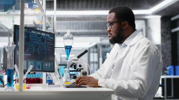 laboratorio científico bizco ojos a computadora monitor, Procesando adn paciente datos, pensamiento. laboratorio especialista mirando a genético análisis diagnóstico, lluvia de ideas científico avances, cámara si video