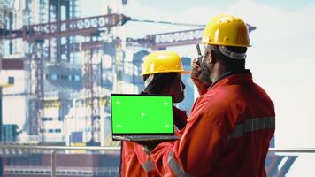 grön skärm attrapp bärbar dator Begagnade förbi offshore plattform besättning använder sig av prestanda förvaltning program till minska driftstopp. kollegor använda sig av krom nyckel anteckningsbok integrering sensor avläsningar till klara av operationer video