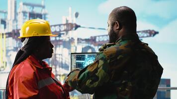 militär enhet på offshore rigg använder sig av artificiell intelligens automatiserad disken terrorism system. soldat tillhandahåller skydd till borrning pråm använder sig av ai neuralt nätverk övervakning system, kamera b video