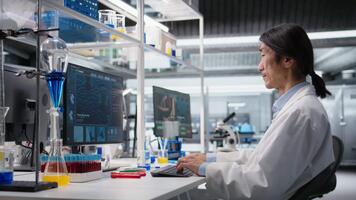 laboratoire scientifique à la recherche pour génomique variation dans génétique Marqueurs en utilisant pc. gai homme identifiant ADN mutations, cartographie génomique une analyse en utilisant programme sur ordinateur, caméra une video