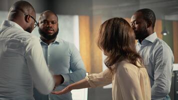 multiétnico funcionários orgulhoso do seus bem sucedido trabalho em equipe colaboração, palmas mãos depois de o negócio análise. empregados usar dados visualização e previsão para projeto Objetivos. Câmera b. video