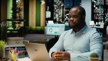 nero attività commerciale consulente unendo un in linea chiamata incontro dopo ore, impegnato nel ragnatela discussione con azionisti. professionale tipo interagendo con persone nel networking sessione. telecamera b. video