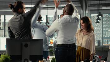 profesional compañeros de trabajo y gerentes comprometido en reporte compartiendo y datos visualización. multiétnico equipo usos pronóstico, analítica, y documentación a fortalecer negocio estrategia. cámara b. video