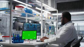 forskare använder sig av isolerat skärm läsplatta app i laboratorium, körning behandling upptäckt. expert- använder sig av bioinformatik programvara på attrapp pekskärm enhet i steril labb, kamera en video