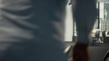 profissional empregados analisando dados visualização e documentação. colegas colaborar em previsão, relatório compartilhamento, e desempenho rastreamento para o negócio crescimento. Câmera b. video