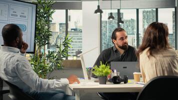 Tempo lapso do o negócio pessoas usando computadores dentro área de trabalho, análises projeções e relatórios. equipe focos em o negócio informações, alvos debaixo executivo gestão dentro moderno escritório. Câmera b. video