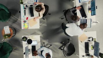 superiore giù Visualizza Ingrandisci nel di attività commerciale persone discutere sviluppo analitica utilizzando documenti. professionale dipendenti revisione documentazione, previsioni, e intuizioni per migliorare aziendale pianificazione. telecamera un. video