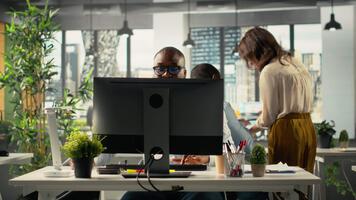 Tempo lapso do diverso colegas trabalhando dentro escritório e concentrando em projeto planejamento, desempenho Métricas e relatório compartilhamento. o negócio pessoas Reveja dados para previsão. Câmera b. video