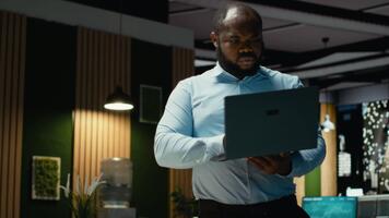 afrikansk amerikan kille korrekturläsning en dokumentera innan transkribering på en lärobok, extrahera de huvud idéer från rapporter på bärbar dator. expert- dokumentera efter timmar sent på natt. kamera b. video