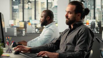 corporativo empregados estude o negócio relatórios, gráficos, e análise. colegas compartilhar intuições em previsão, documentação, e alvos para melhorar crescimento estratégia. Câmera b. video