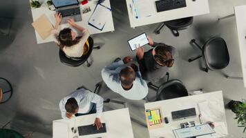 topo baixa Visão ampliação dentro do empregados consultando com executivo gestão durante resumo. gráficos e visual dados ilustrando chave percepções, metas e Métricas para o negócio administração. Câmera uma. video