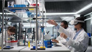 laboratorio specialista indossare vr cuffia attrezzatura utilizzando chimico fluidi per esperimenti. chimico usi virtuale la realtà dispositivo per simulare utilizzando soluzione laboratorio cristalleria a postazione di lavoro, telecamera un' video