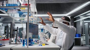 labb ingenjör på pc skrivbord använder sig av vr glasögon till se på 3d molekyl modell, roterande Det. nanoteknologi forskare använder sig av virtuell verklighet simulering i medicinsk labb, håller på med hand gester, kamera en video
