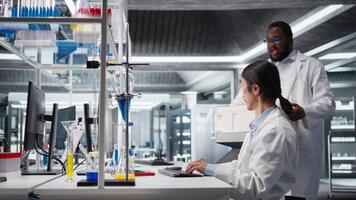 labb chef föra forskare lagring låda som innehåller laboratorium ampuller och prover. asiatisk laboratorium arbetstagare tar emot labb förbruknings beställa med verktyg Begagnade för klinisk testning, kamera en video