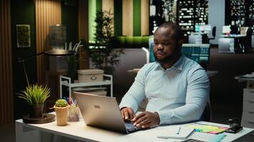 afrikansk amerikan personal medlem upprörd tänkande handla om ny idéer till imponera på de styrelse, skapande en presentation till hjälp med utveckling. reflektera handla om beslut och tryckande gränser. kamera a. video