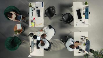 tid upphöra topp ner se zoom i av olika arbete team studie analys och prognoser, fokus på prestanda metrik och Rapportera skrivande. data visualisering till Stöd förvaltning beslut. kamera a. video