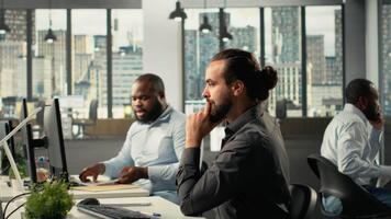 olika företag människor i en modern arbetsyta samarbetande på analys och prognoser. professionell personal fokuserar på prestanda metrik, framskrivningar och utveckling mål. kamera b. video