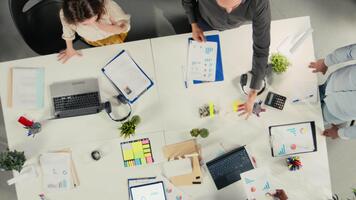 topo baixa Visão ampliação Fora do profissional funcionários analisando finança números e documentos durante o negócio reunião. equipe discute comunicando, mercado pesquisa e recurso alocação. Câmera uma. video