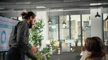 företags- anställda samlade in i en möte till diskutera finansiera, mål och förslag. kollegor och medarbetare dela med sig insikter, dokument och prestanda metrik till guide projekt planera. kamera b. video