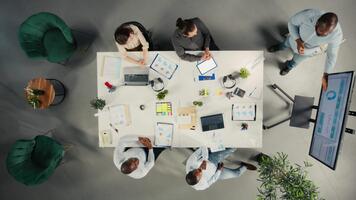 topo baixa Visão do associados encontro para Reveja orçamento e recurso alocação dentro uma instruções sessão. multinacional companhia trabalhos equipe análises dados para estratégico planejamento. Câmera uma. video