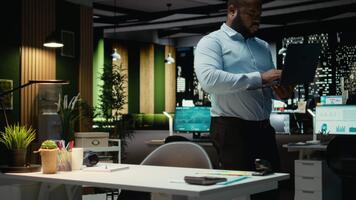 afrikansk amerikan kille korrekturläsning en dokumentera innan transkribering på en lärobok, extrahera de huvud idéer från rapporter på bärbar dator. expert- dokumentera efter timmar sent på natt. kamera a. video