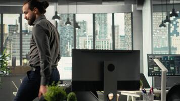 colegas de trabalho dentro uma multinacional companhia cumprimento cada de outros dentro escritório, acionado dentro resolução diariamente tarefas com documentos e diagramas. profissional diverso trabalhos equipe discute corporativo metas. Câmera b. video