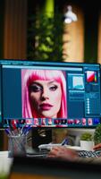 vertical negro foto editor trabajando con retocar software a virtual asistente, computadora corriendo avanzado diseño programa y ai en doble monitores artístico digital medios de comunicación en moderno creativo oficina. cámara b. video