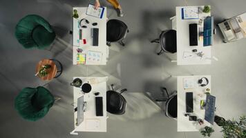 topo baixa Visão do o negócio pessoas consultando em orçamento e recurso alocação durante corporativo evento. multinacional companhia trabalhos equipe análises dados para parceria e estratégico planejamento. Câmera uma. video