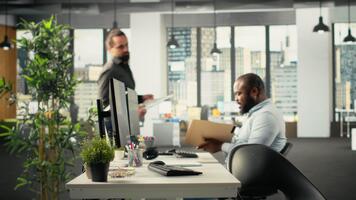 Tempo lapso do diverso trabalhos equipe estude analytics e previsão, foco em desempenho Métricas e relatório escrita. dados visualização para Apoio, suporte companhia gestão decisões. Câmera b. video