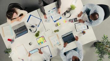 topo baixa Visão ampliação Fora do o negócio funcionários colhido para instruções dentro multinacional empresa. a encontro agenda cobre intuições e alvos Como equipe Reveja documentos e diagramas. Câmera uma. video