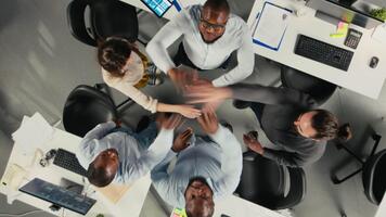 topo baixa Visão ampliação Fora do profissional colegas de trabalho acionado dentro relatório partilha e dados visualização. multiétnico equipe usa previsão e documentação para fortalecer o negócio estratégia. Câmera uma. video