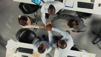 topo baixa Visão ampliação Fora do companhia empregados unindo mãos e torcendo seus grupo sucesso, projeto planejamento e dados análise. colegas foco em recurso alocação para alcançar progresso. Câmera uma. video
