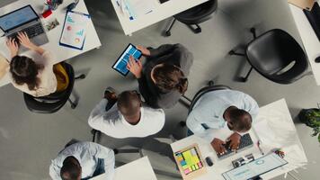 topo baixa Visão ampliação Fora do trabalhos equipe dentro multinacional companhia analisando Métricas e projeções. funcionários colabora em estratégia planejamento e relatório partilha para Apoio, suporte o negócio alvos. Câmera uma. video