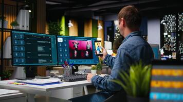 especializado foto editor trabalhando em criativo edição e gerando contente, criando materiais para a portfólio com artificial inteligência. profissional desenhador emprega ai chatbot. Câmera uma. video
