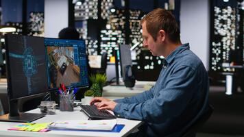 verschillend ontwerpers ingenieurs gebruik makend van ai neurale netwerken naar creëren interieur ontwerp van een nieuw appartement gebouw, bouwkundig software voor een verdieping plan Bij werkstation. dubbel monitoren. camera b. video