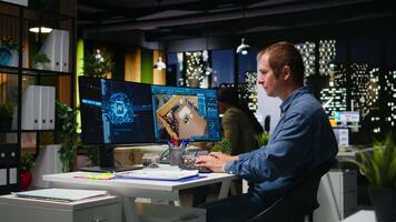 professionale maschio esperto utilizzando artificiale intelligenza per design un' pavimento Piano, Lavorando con neurale reti e computer assistita appartamento disposizione su architettonico Software. telecamera un. video