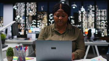 donna attività commerciale assistente a ufficio condivisione intuizioni e dati rapporti, messa a fuoco su budgeting e proiezioni per efficiente risorsa assegnazione. riuscito azienda amministrazione. telecamera b. video