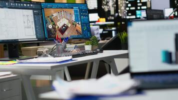 professionell interiör design arbetsyta som visar modern dator monitorer med arkitektonisk programvara Begagnade för utarbetande, layout och modellering. kreativ miljö optimerad för produktivitet. video