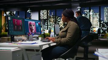 organiserad kreativ arbetsyta för svart grafisk designer fotograf, terar dubbel monitorer uppstart med digital redigering verktyg. Foto redaktör programvara och ai chatbot för innehåll skapande. kamera a. video