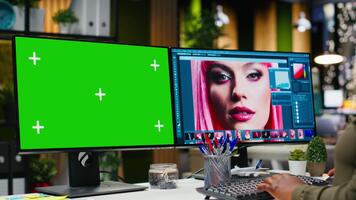 isolerat attrapp Nästa till afrikansk amerikan redaktör retuschering Foto på programvara, justeras Färg gradering och belysning för en bra effekt. kvinna fotograf redigering material för portfölj. kamera b. video