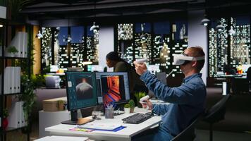 profissional engenheiro usando vr fone de ouvido e ai tecnologia para crio uma nave espacial para jogo, comovente ativos dentro 3d programa para a espacial ambiente. virtual desenvolvimento para a Internet. Câmera uma. video