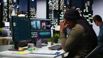 femmina editore assunzione un' antidolorifico per calma sua acuto male alla testa, trattare con bruciato e stanchezza dovuto per sovraccarico a notte. sotto pressione e stressato per finire la modifica progetto nel volta. telecamera b. video