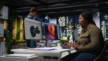 hembra desarrollador crea Marte establecido virtual estación utilizando ai tecnología futurista programa Procesando datos con máquina aprendizaje y automatización a optimizar juego diseño y desarrollo. cámara una. video