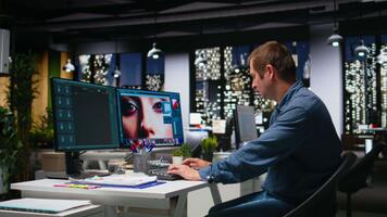 masculino foto editor trabalhando em criativo retocada e criando materiais com artificial inteligência. gerando conteúdo para portfólio, usando ai chatbot Programas e edição. Câmera uma. video