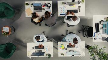 topo baixa Visão ampliação dentro do diverso trabalhos equipe estude analytics e previsão, foco em desempenho Métricas e relatório escrita. dados visualização para Apoio, suporte crescimento e gestão decisões. Câmera uma. video